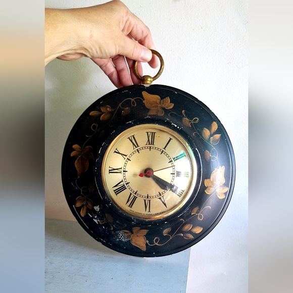 Antique electric wall clock with Roman numerals - Picture 10 of 10